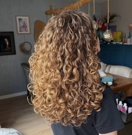 Model with bouncy, high-shine curls